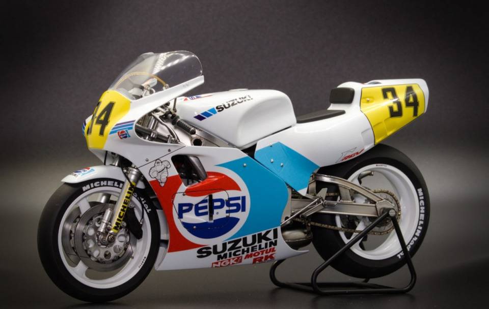 Suzuki RGV-R XR74 1/12: Late Model Ver. - Plastic Model (BIKE13) [Fujimi]